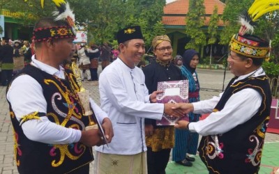 Penghargaan GTK berprestasi dan Inovasi Madrasah di Hari Amal Bakti Kementerian Agama RI ke-77 di Gresik